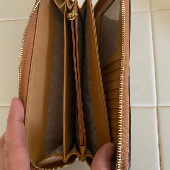 Michael Kors wallet - Picture 4 of 7